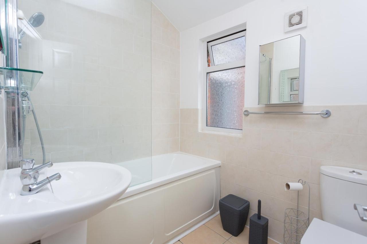 The White & Warm, Free Parking & Wifi, 8 Beds Villa Colchester Kültér fotó