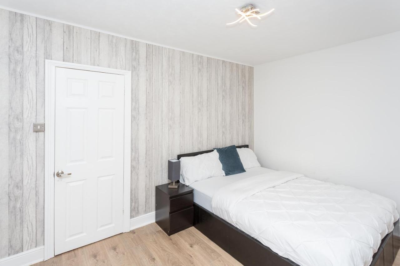 The White & Warm, Free Parking & Wifi, 8 Beds Villa Colchester Kültér fotó